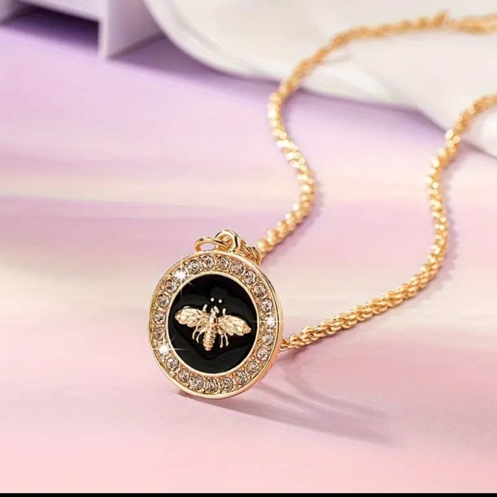 ✨ Lion Bee Rounded Necklace ✨ - Picture 2 of 3